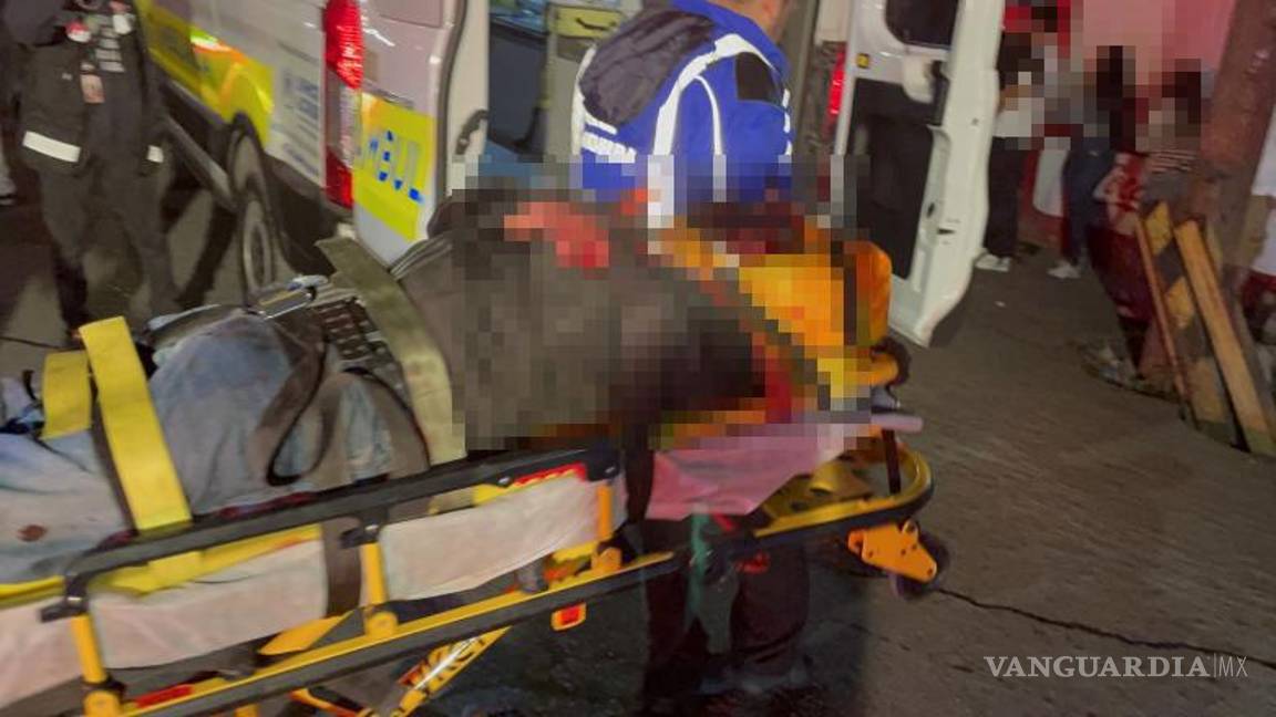 $!El padre de familia fue extraído de la cabina y trasladado en estado delicado por personal de emergencias.