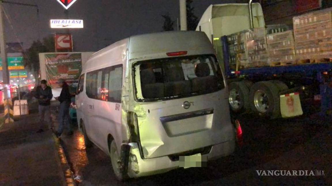 $!Uno de los accidentes se registró alrededor de las 5:30 horas, cuando el conductor de una Minivan fue señalado como el responsable por un choque.