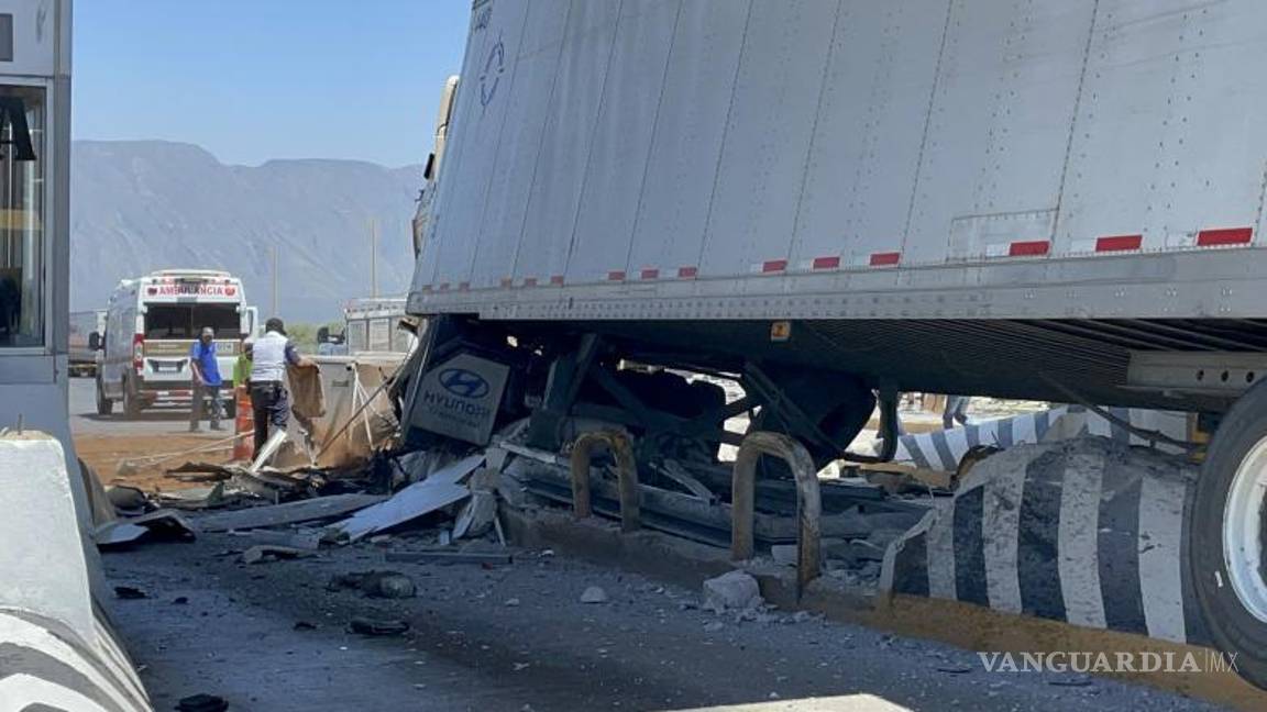 $!El operador y su acompañante quedaron dentro de la cabina, siendo los paramédicos de Capufe, quienes utilizaron herramienta hidráulica para liberarlos.