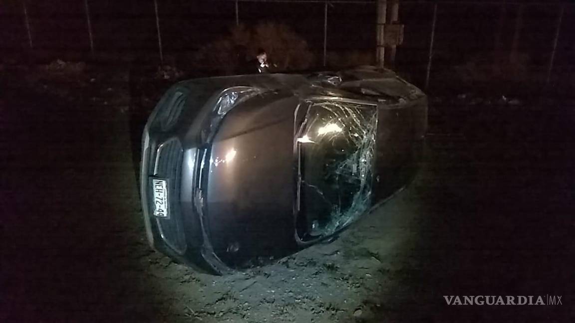 Choca y vuelca sobre autopista Monterrey-Saltillo