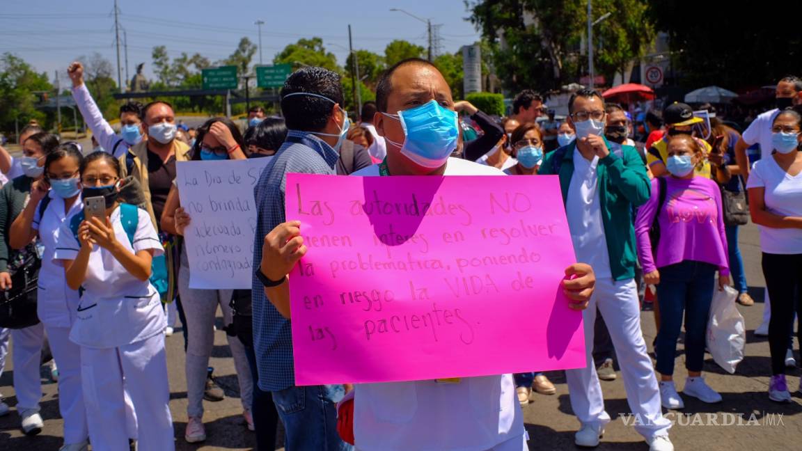 Médicos del Hospital La Raza bloquean calzada para exigir el equipo necesario para atender a pacientes con COVID-19