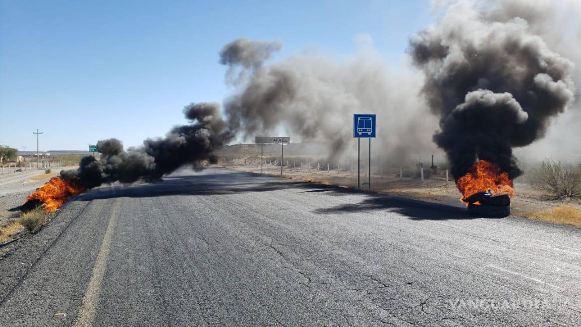 $!No obstante, visiblemente molestos advirtieron que no querían promesas, porque si no les restablecen el servicio la luz, tomarán otra vez la carretera.