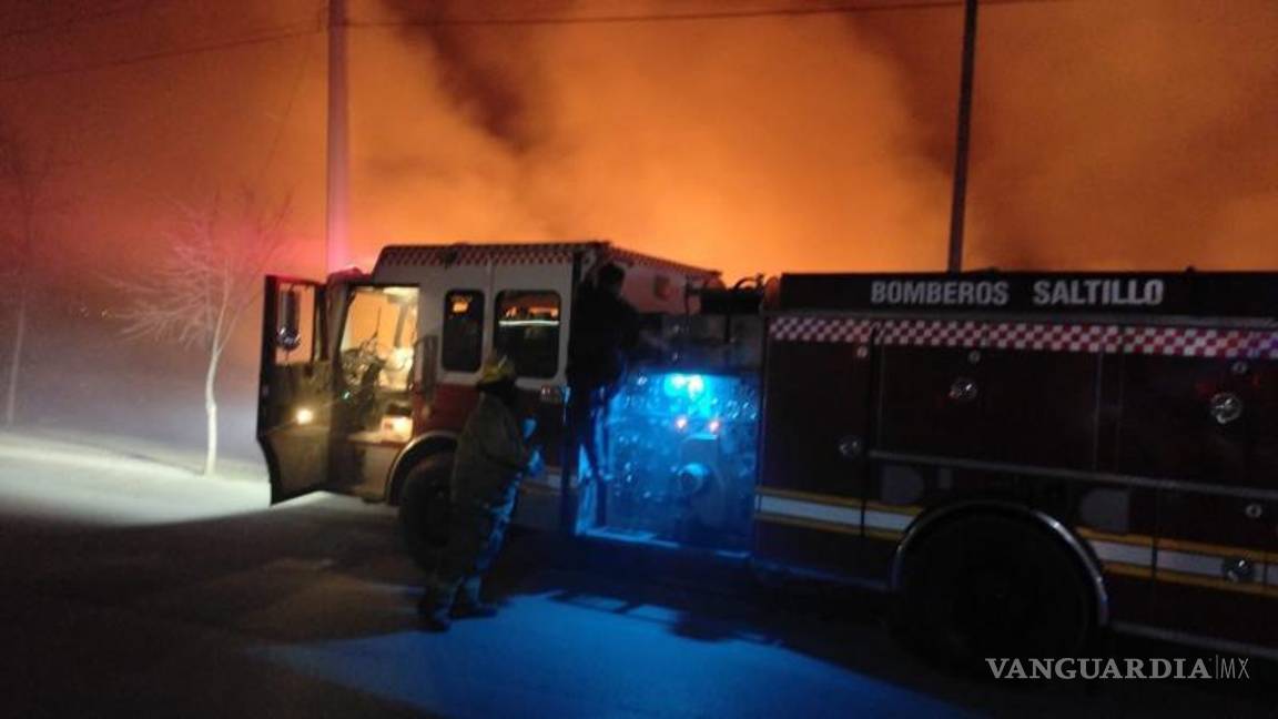 $!Bomberos de Saltillo trabajaron para sofocar el incendio que consumió la maleza en un arroyo del sector poniente.