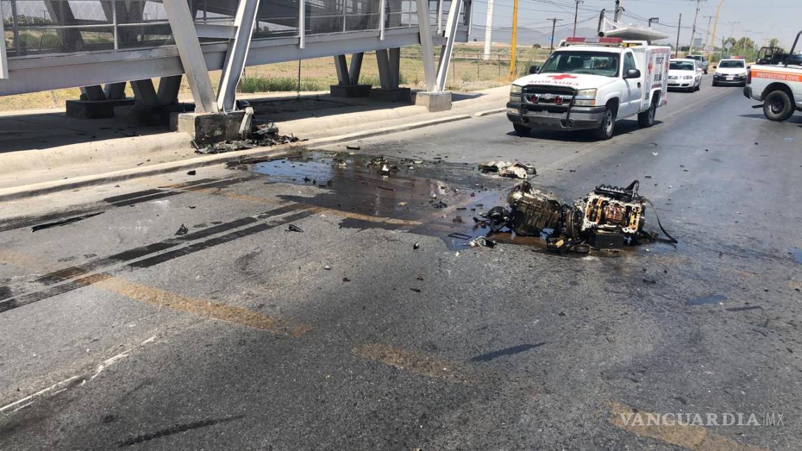 $!Conductor queda prensado al chocar contra puente en Matamoros, Coahuila