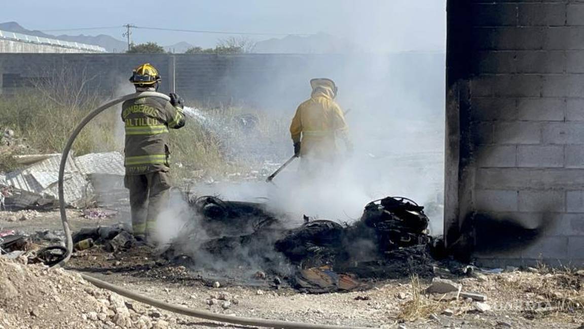 $!Miembros del cuerpo de bomberos trabajaron arduamente para sofocar las llamas y controlar la situación, evitando riesgos en la zona afectada.