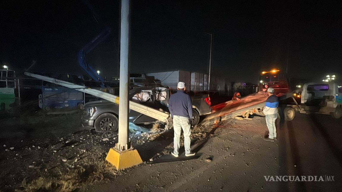 $!El vehículo quedó abandonado por el conductor, quien huyó tras derribar el poste de la CFE.