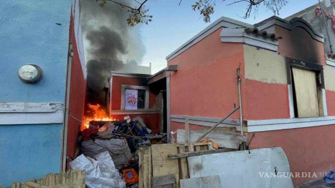 $!Vecinos de la colonia Mirasierra alertaron a las autoridades tras percatarse del incendio en la vivienda abandonada.