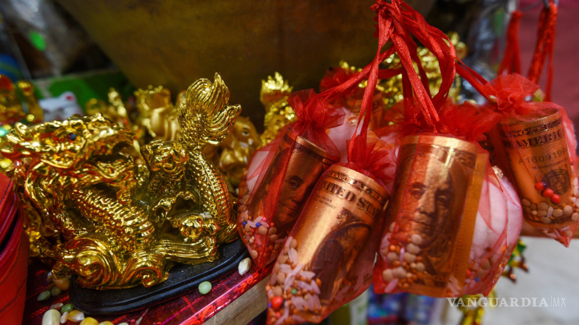 $!Entregar hongbao con dinero dentro es una tradición que simboliza el deseo de prosperidad y buena fortuna.