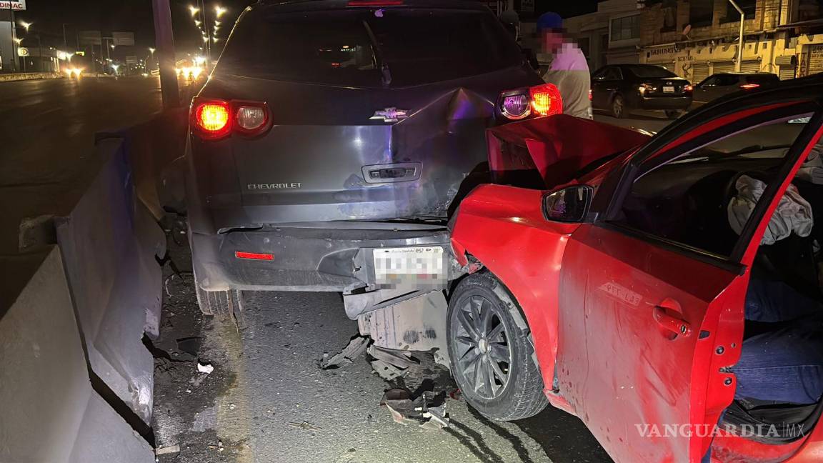 $!Otro auto se estrelló por alcance contra la camioneta minutos después del primer choque.