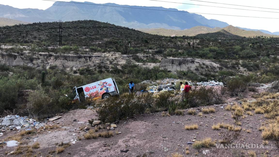 Dormita repartidor en carretera a Monclova y por poco se mata