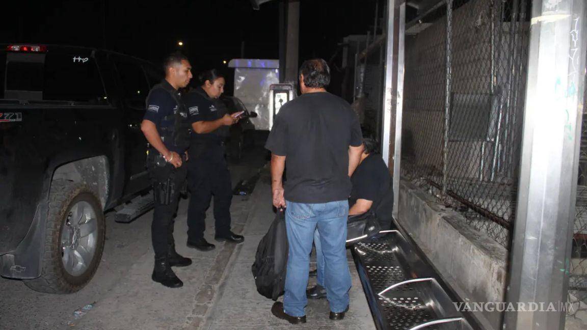 $!Una mujer de 55 años resultó lesionada en los pies luego de que una llanta se desprendiera de un camión de la ruta 17 mientras esperaba el transporte urbano.