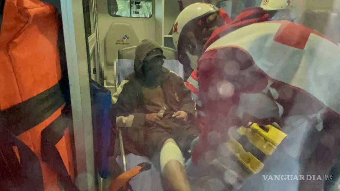 $!Personal de emergencia valoró a Rafael ¨N¨ tras ser arrastrado por la unidad.