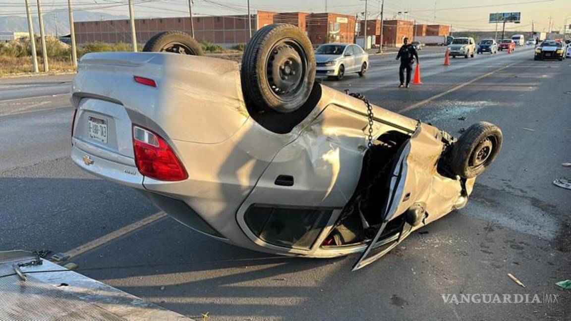 $!El vehículo quedó volcado en plena vialidad.