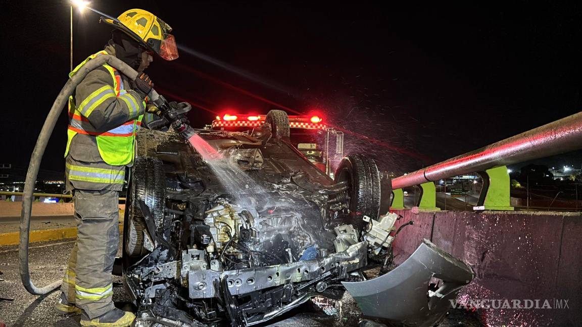 $!Elementos de Bomberos controlaron un conato de incendio en el vehículo antes de que se expandiera.