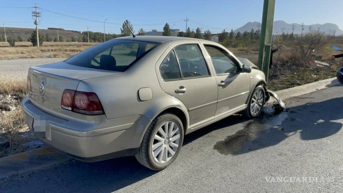$!El joven intentó tomar una ruta alternativa, pero terminó impactándose contra un poste en el libramiento Òscar Flores Tapia.