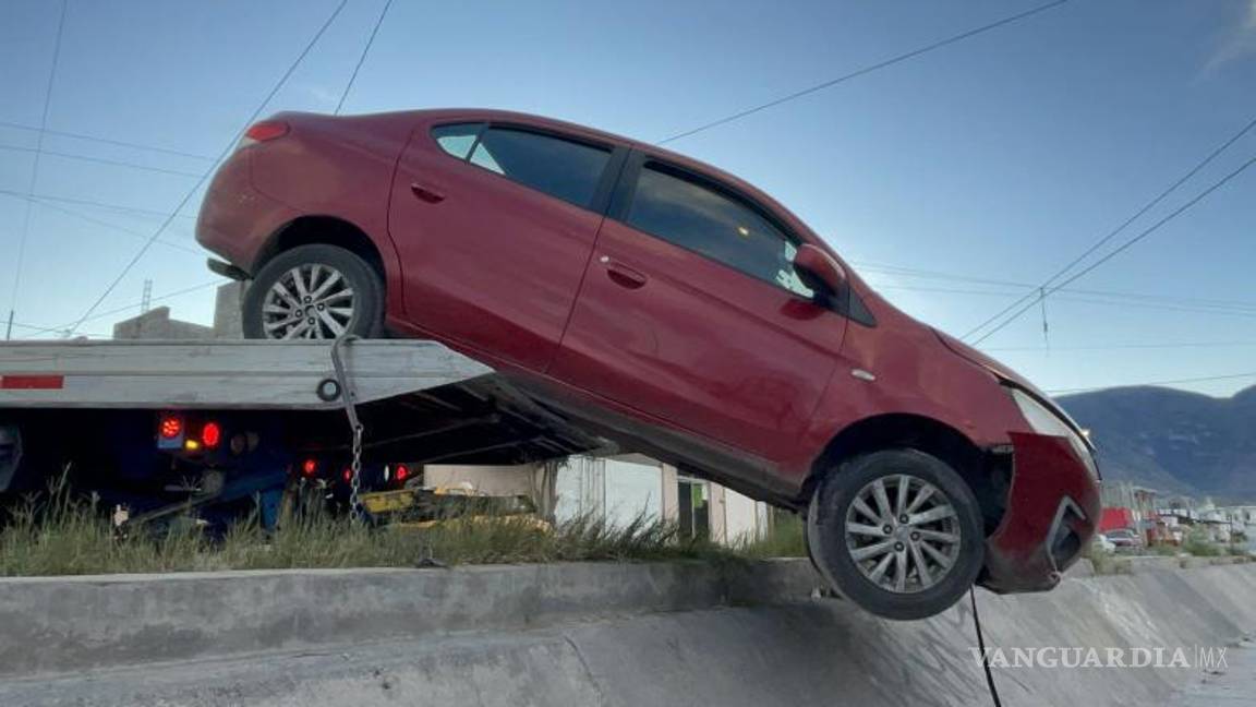 $!Una grúa fue requerida para realizar las maniobras de extracción del vehículo que cayó al fondo del canal.