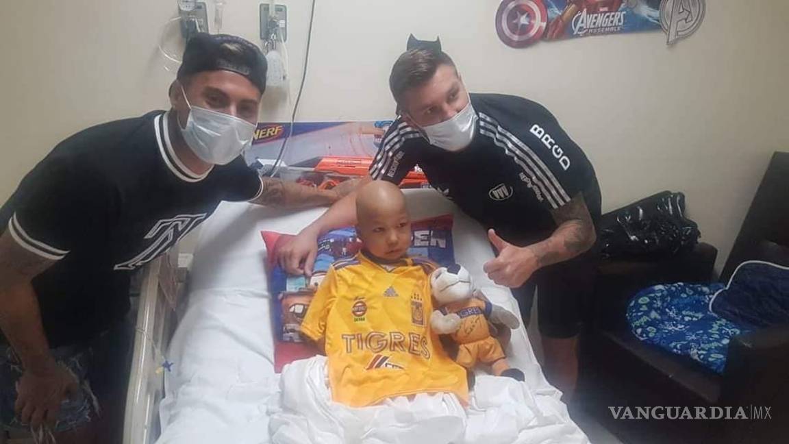 $!Gignac y Vargas cumplen el sueño de dos niños con cáncer