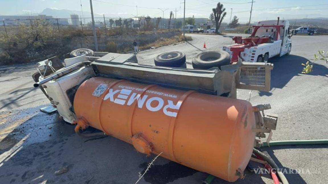 $!Autoridades municipales coordinaron la limpieza del tramo afectado, que presentó más de 90 metros de contaminación por aceite y diésel.