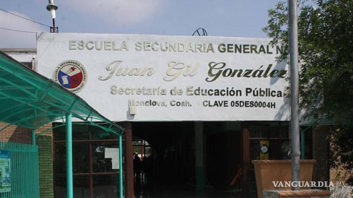 Monclova: reciben estudiantes clases en el patio por aulas en mal estado