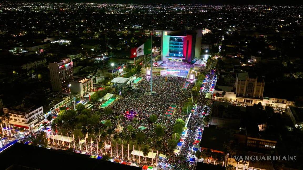 $!Un espectáculo de pirotecnia y luces láser iluminó el cielo de Torreón para cerrar la fiesta patria.