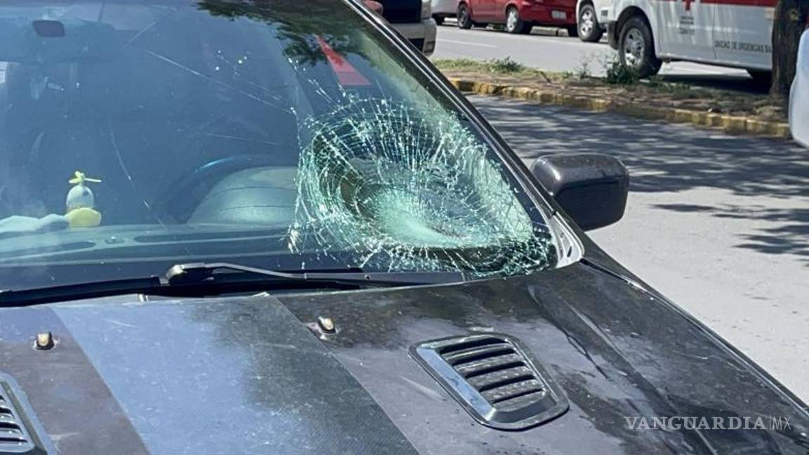 $!El vehículo Ford Fusión quedó detenido en el lugar, con daños en el parabrisas tras el impacto.