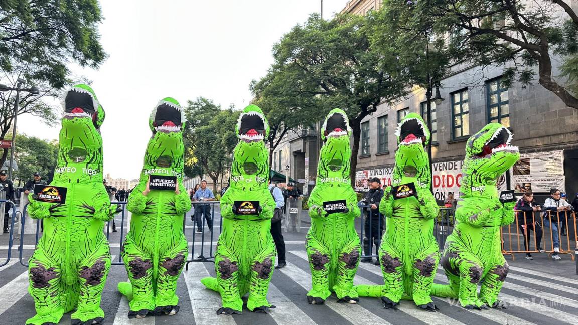 Protestan ‘dinosaurios’ en Palacio Nacional y la Suprema Corte contra el plan B