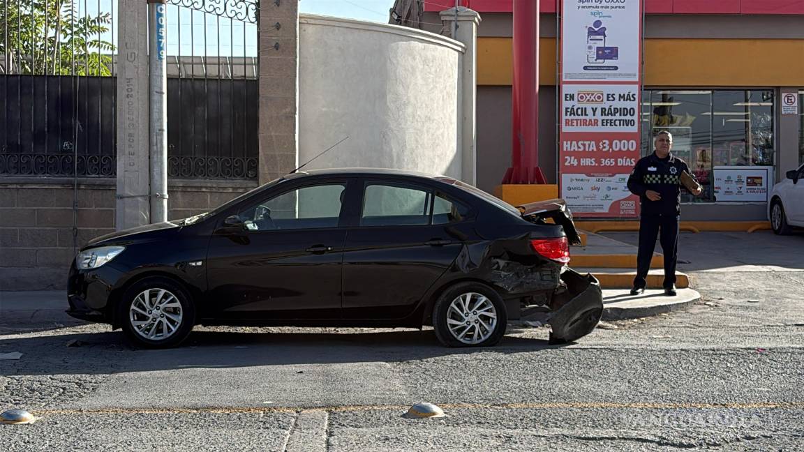 Conductor no respeta alto y provoca choque, en Saltillo