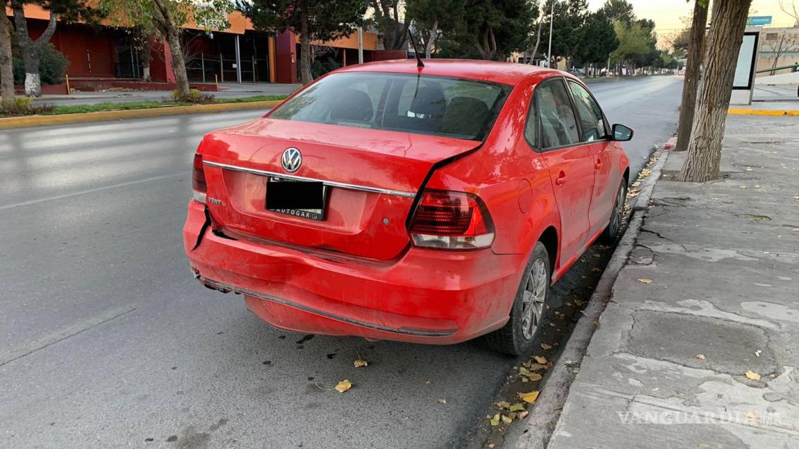 $!El auto Volkswagen esperaba el semáforo en rojo cuando fue proyectado por detrás.