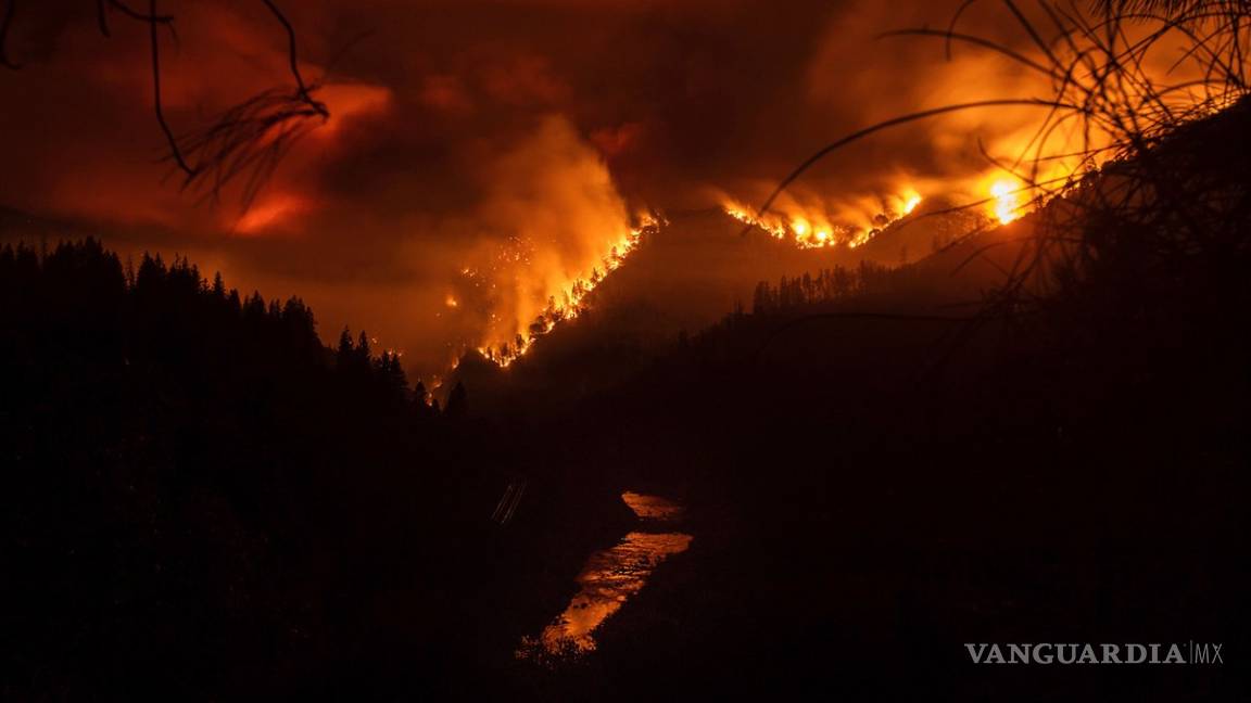 Evacuan a decenas de personas por incendio en California