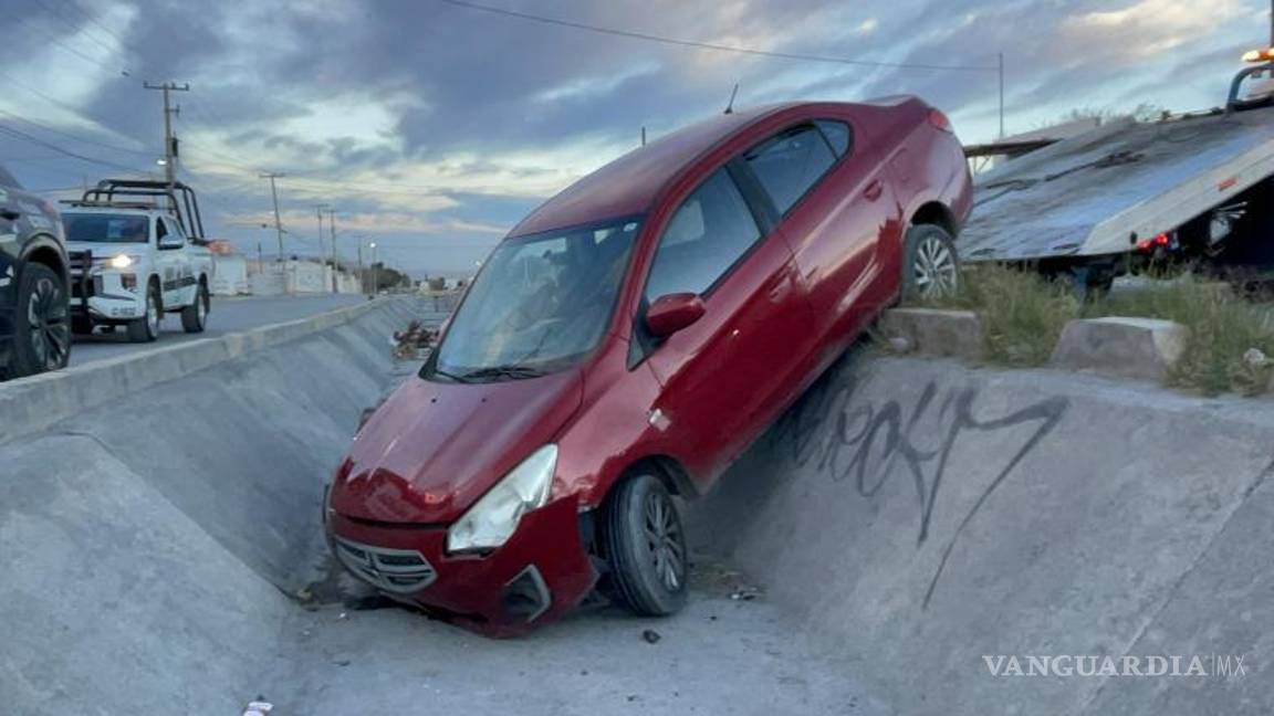 $!El conductor y la mujer que lo acompañaba permanecieron en el sitio mientras se realizaban las diligencias correspondientes.