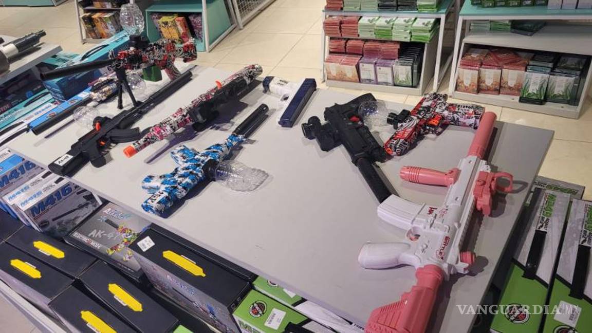 $!En la misma tienda, los juguetes bélicos exhiben nombres como “AK-47”, a pesar de las recomendaciones gubernamentales.