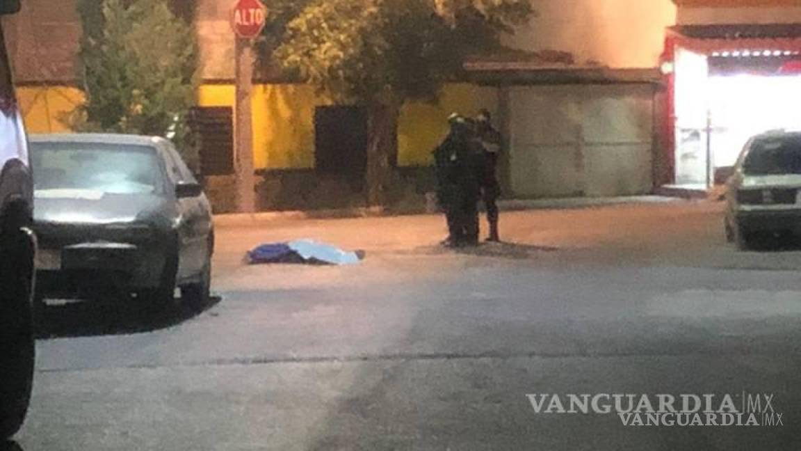 $!Tras recibir el disparo, el joven quedó tendido en el pavimento.