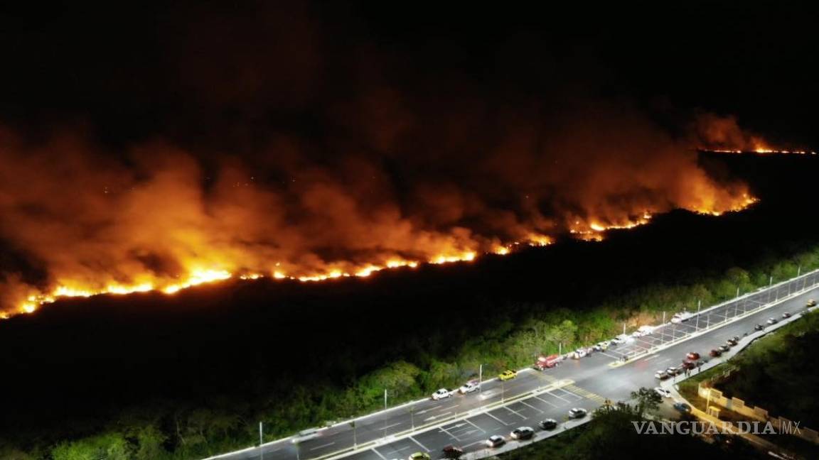 Incendio arrasa manglares en Campeche