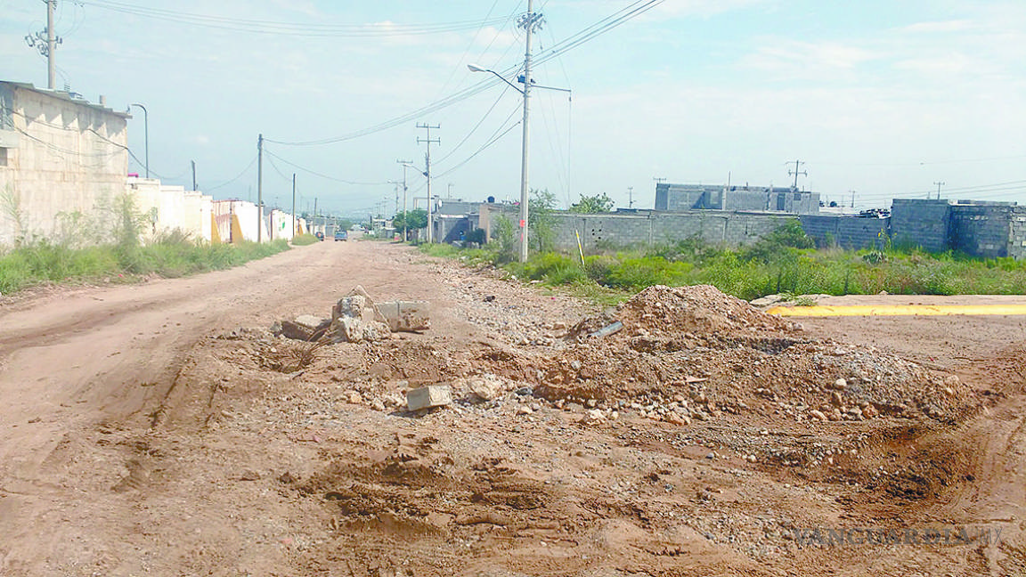 Invierten 1.7 mdp para pavimentar colonia en Saltillo, pero accesos son de terracería