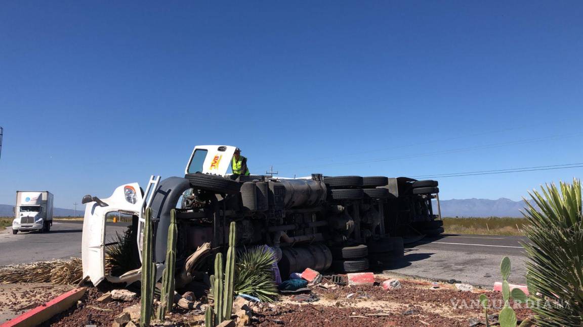 Trailero dormita y vuelca en la carretera Saltillo- Monclova