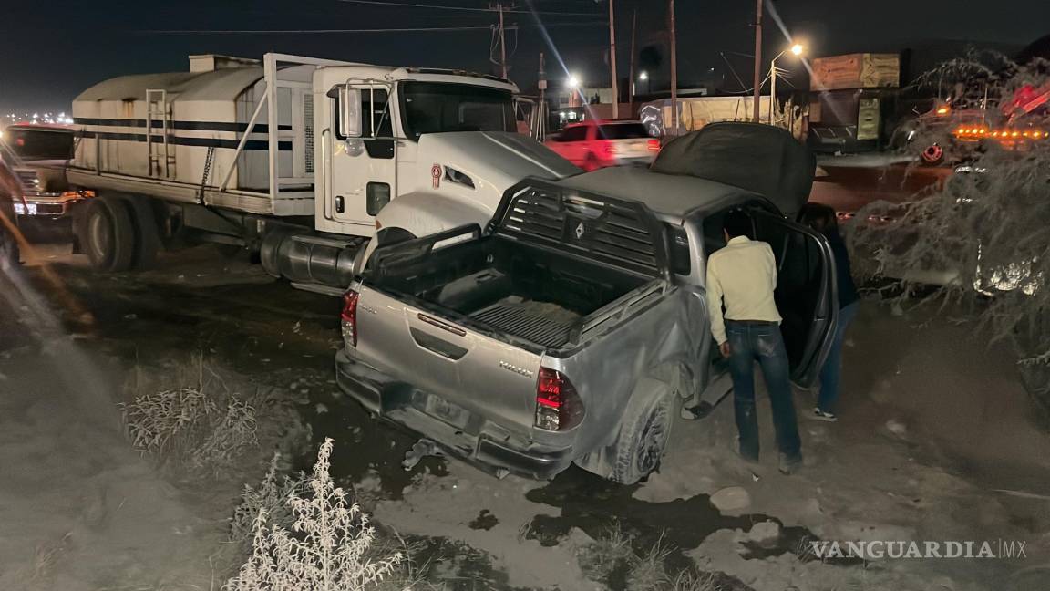 Trailero embiste a conductora en el Libramiento de Saltillo