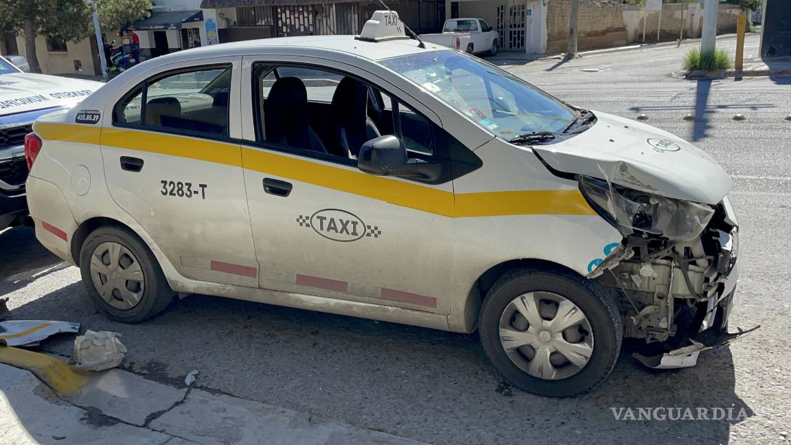 Taxista provoca accidente en bulevar Eulalio Gutierrez, Saltillo tras quedarse dormido al volante