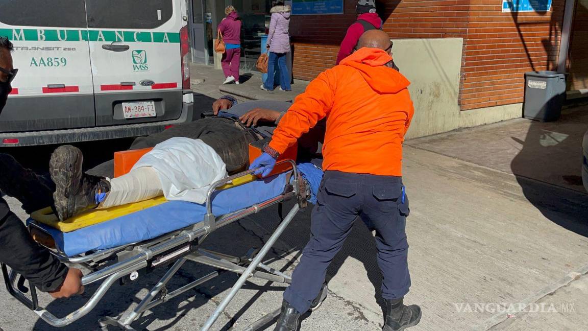 $!Paramédicos de General Cepeda brindan atención a Francisco Salas Rodríguez, de 49 años, quien sufrió una fractura expuesta en la pierna izquierda y otros golpes.