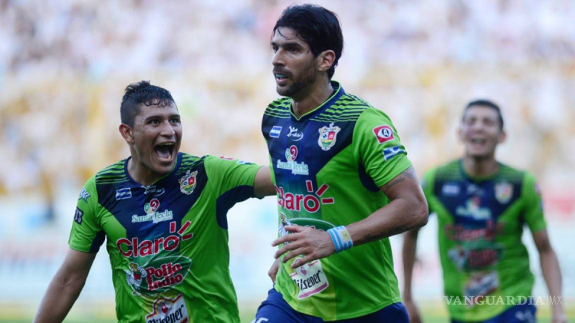 El golazo del 'Loco' Abreu a los 40 años