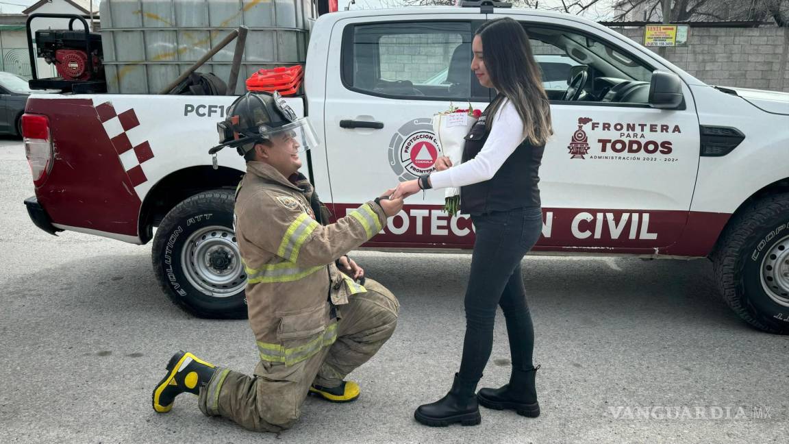 Bombero enamorado: pide a su novia se case con él y le dan el sí en Frontera, Coahuila