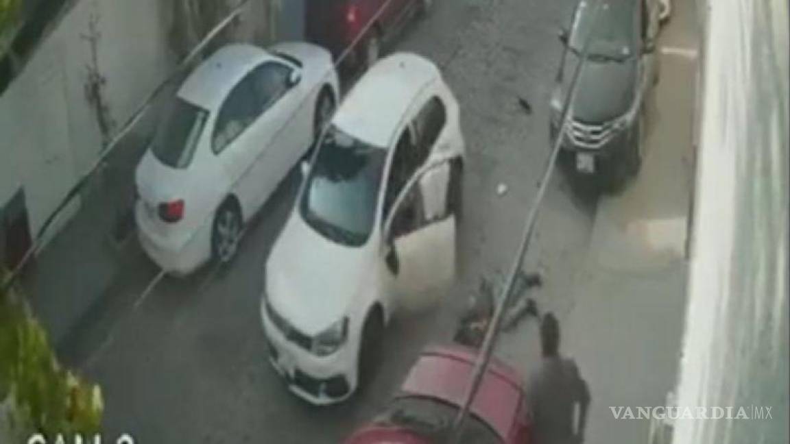 Conductor persigue a presunto ladrón, lo atropella y le da una golpiza, en Querétaro (Video)