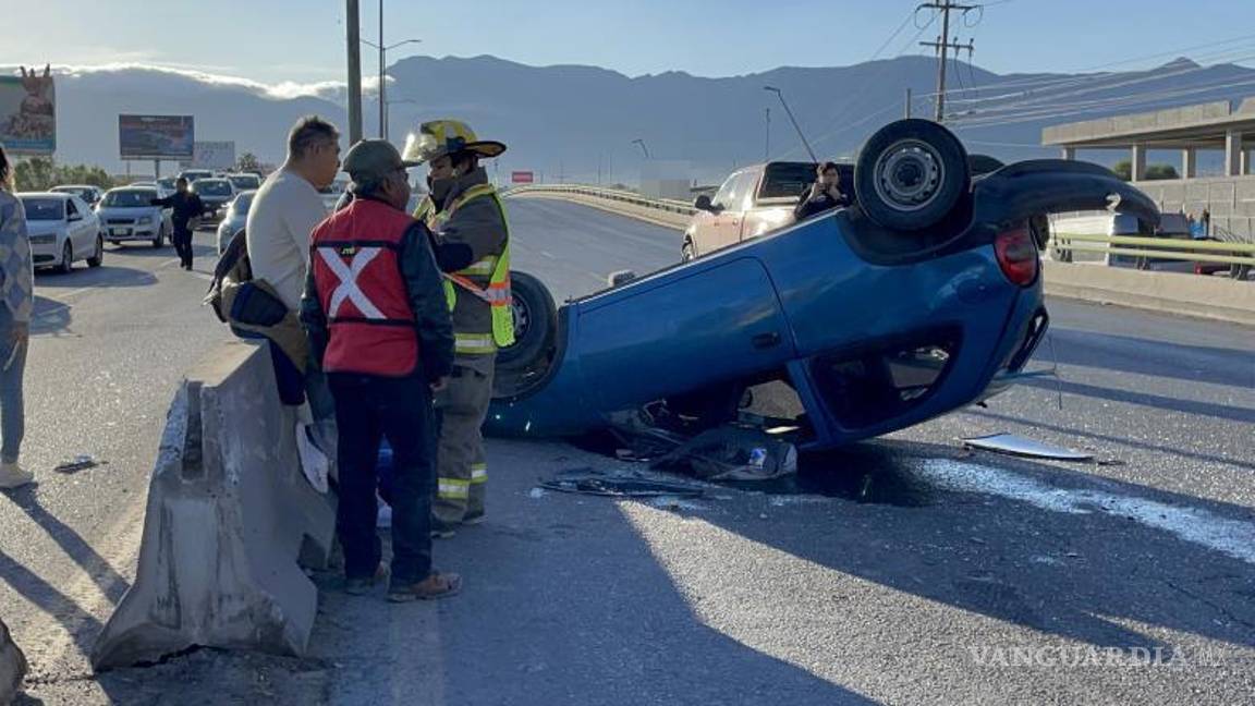 $!Paramédicos y bomberos atendieron a los lesionados en el lugar del accidente.