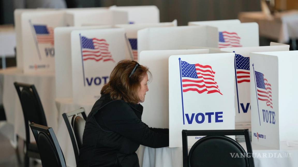$!Una votante llena su boleta para las elecciones primarias de Michigan en Grosse Pointe Farms, Michigan, el martes 27 de febrero de 2024.