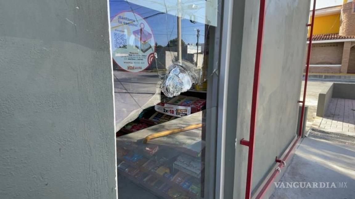 $!El establecimiento quedó también afectado por las pedradas lanzadas que destruyeron varios vidrios.