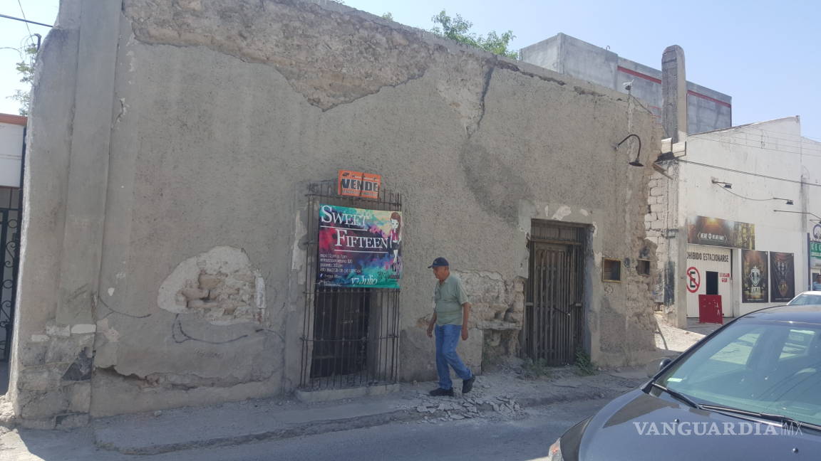 Casa antigua de la zona centro de Monclova pone en peligro a ciudadanos