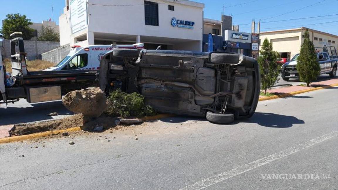 $!Personal de Protección Civil supervisó el área para evitar riesgos por los daños al alumbrado público.