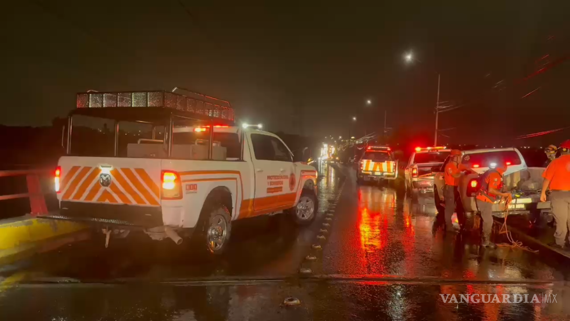 $!Un hombre atrapado por la corriente y autos varados dejan lluvias en Nuevo León