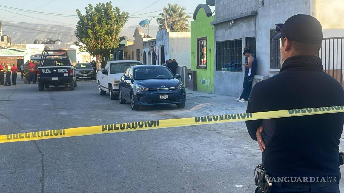 $!Vecinos y autoridades observan los daños en el domicilio tras la explosión que ocasionó la muerte de un menor de cinco años.