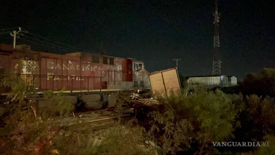 $!Locomotora impacta de lleno a un tráiler que intentó ganarle el paso.