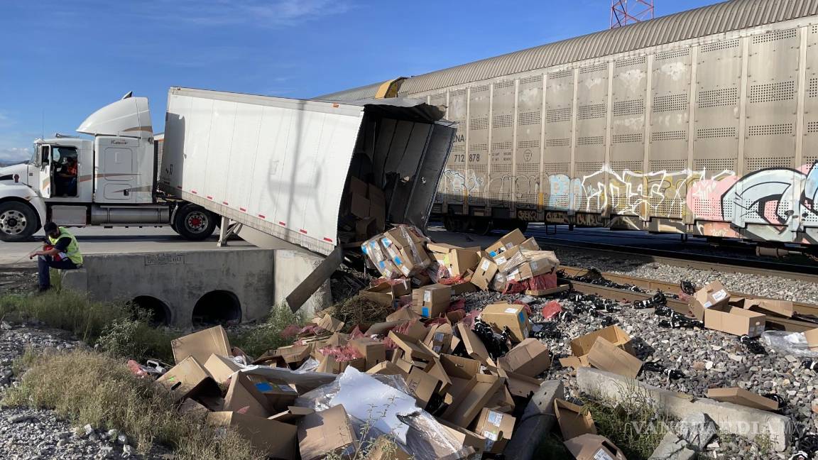 Tren parte caja de tráiler en Saltillo; quería ganarle el paso